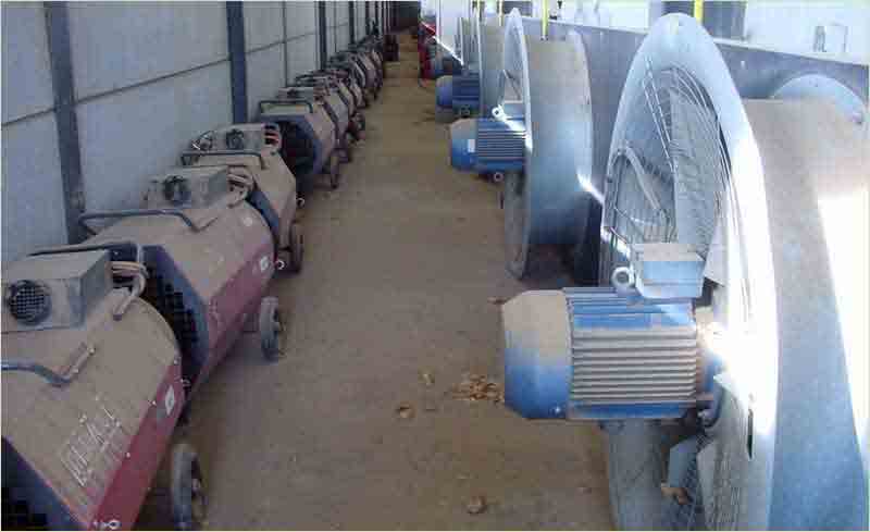 Las turbinas y calentadores en fila en un almacén de granel.