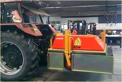 Una desbrozadora, de SAMON ELLENS montada en la parte de atras de un tractor.